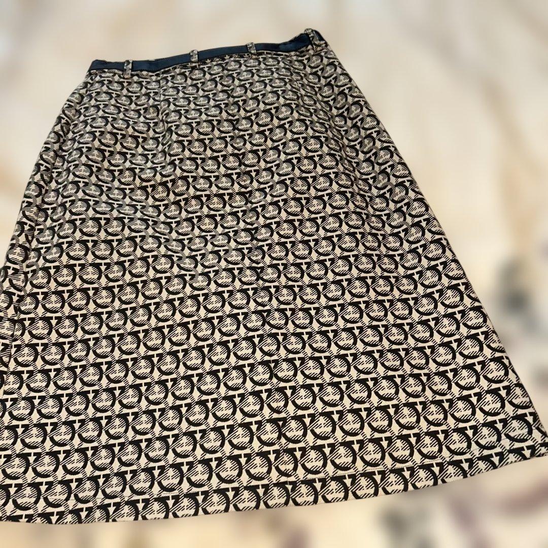 美品　フェラガモ幾何学模様 （ガンチーニ）タイトスカート ラム革ベルト風付き