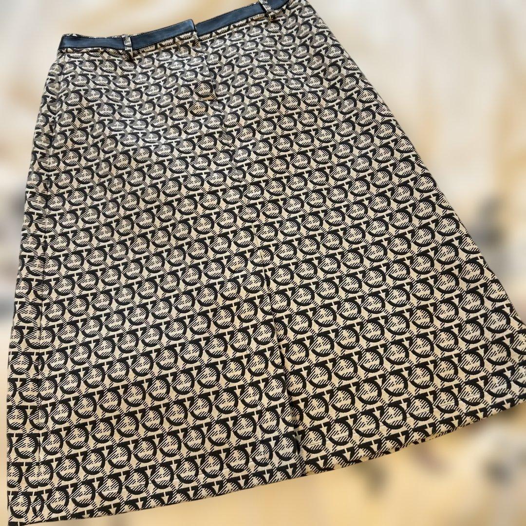 美品　フェラガモ幾何学模様 （ガンチーニ）タイトスカート ラム革ベルト風付き