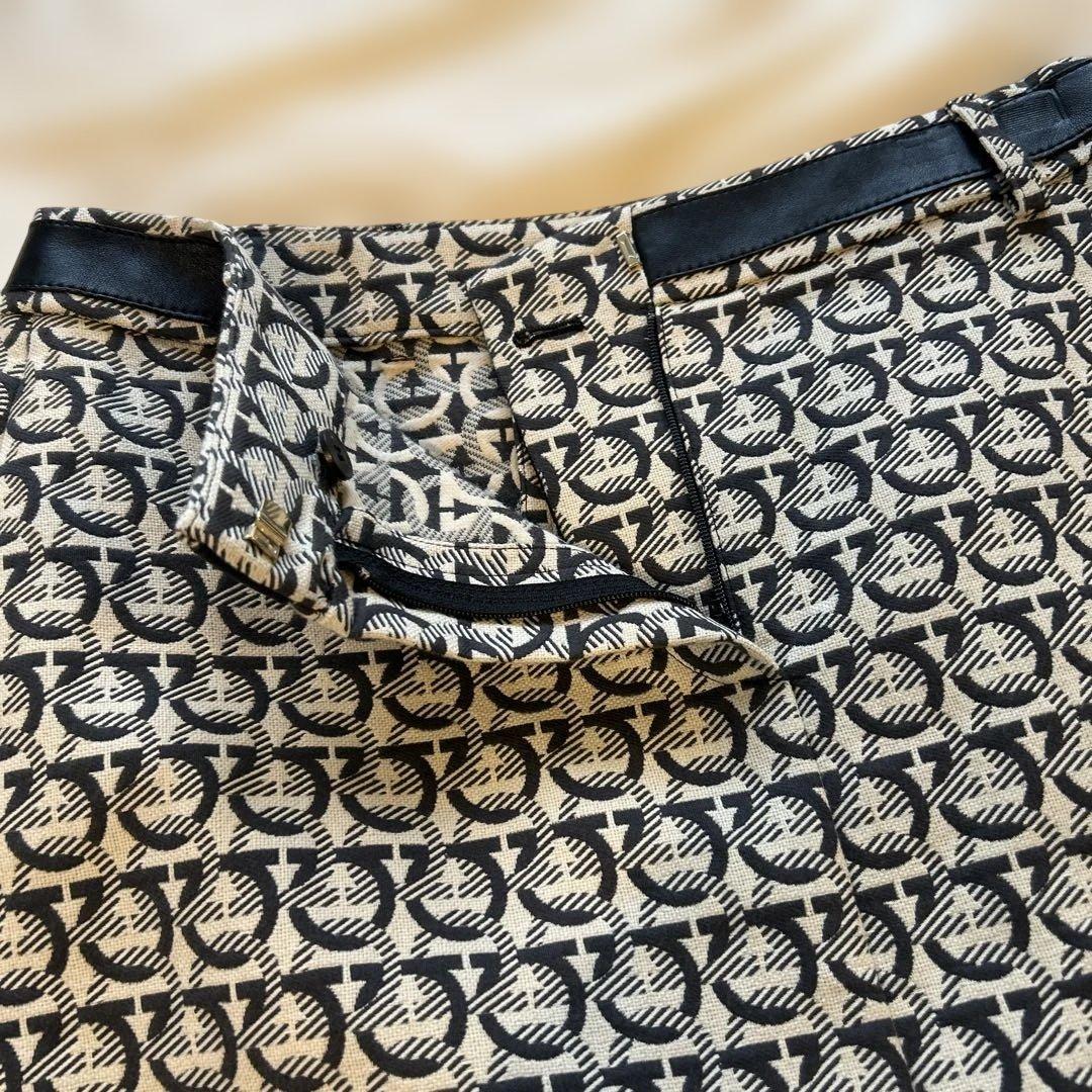 美品　フェラガモ幾何学模様 （ガンチーニ）タイトスカート ラム革ベルト風付き