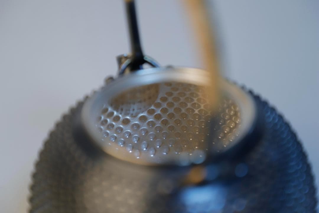 純銀製 玉霰打出 琥珀摘蓋 藤手 あられ湯沸 銀瓶 煎茶道具