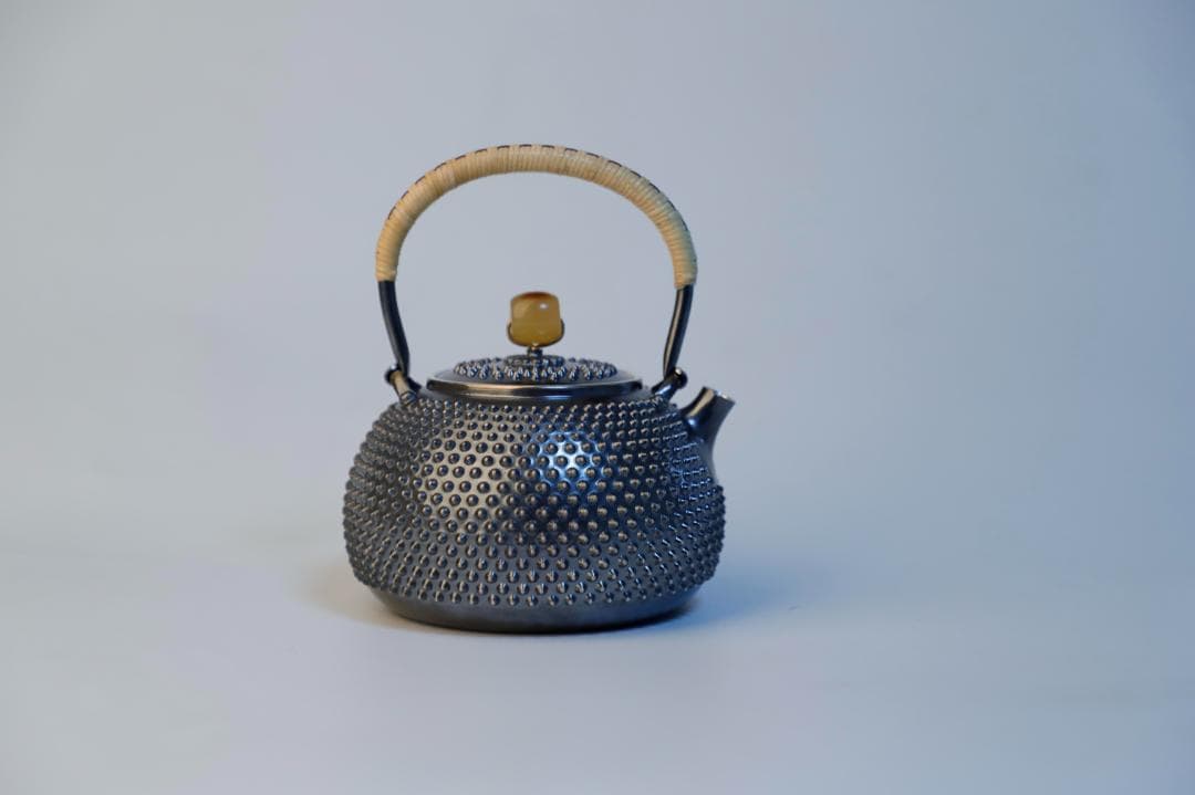 純銀製 玉霰打出 琥珀摘蓋 藤手 あられ湯沸 銀瓶 煎茶道具