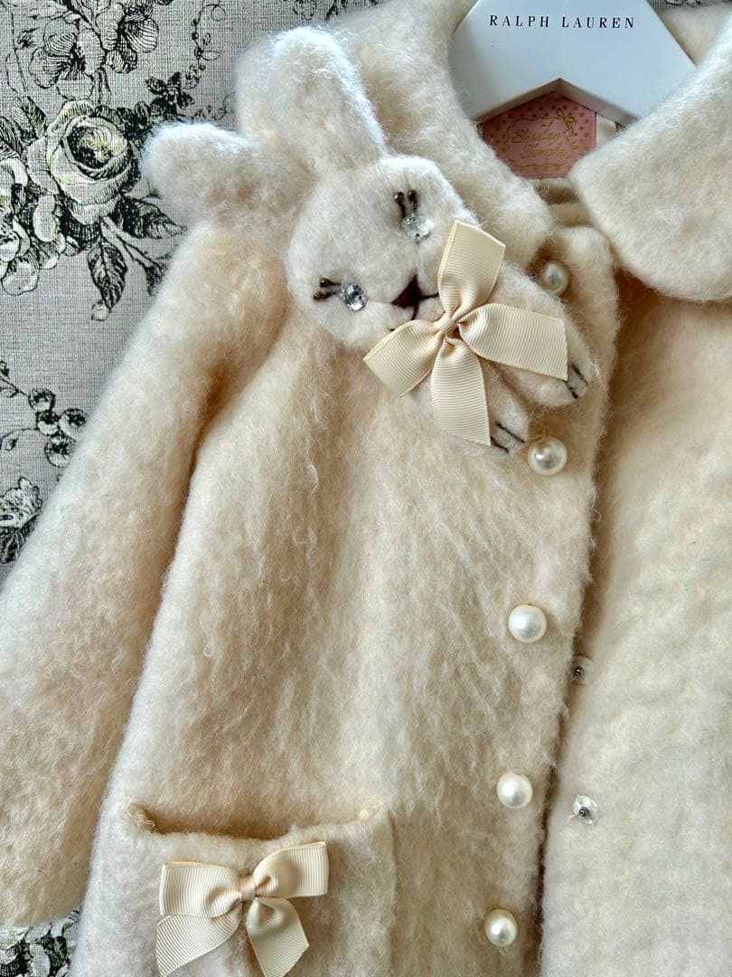 シャーリーテンプル　白うさぎブローチ付きコート100（95〜105）美品