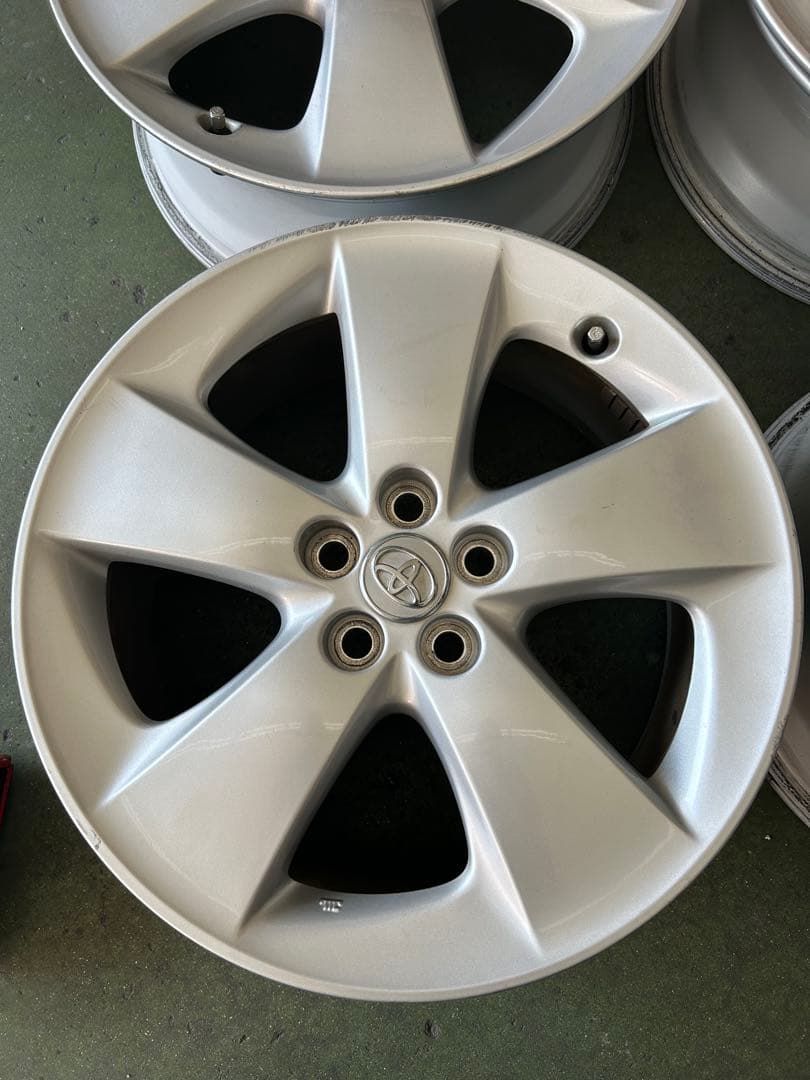 人気の30プリウス純正17インチ シルバーホイール 5スポーク