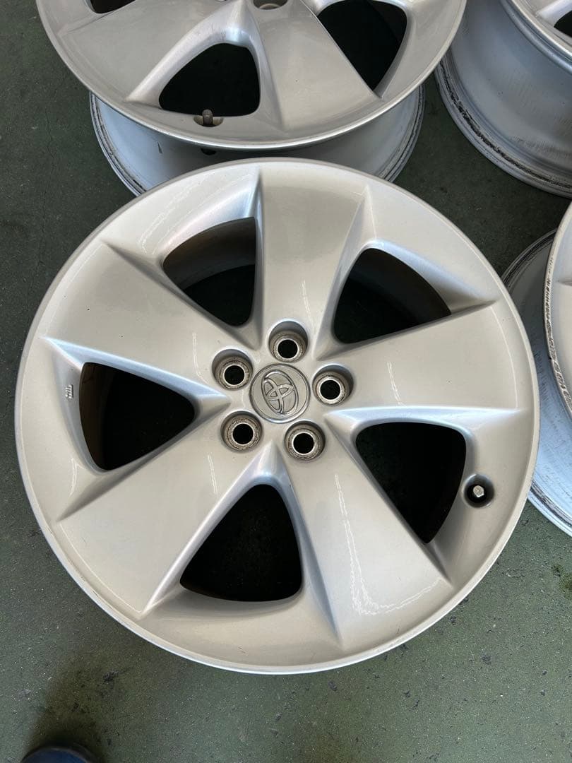 人気の30プリウス純正17インチ シルバーホイール 5スポーク
