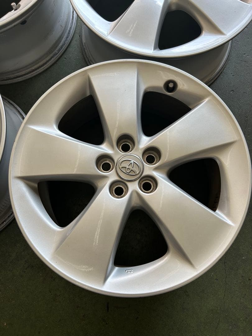 人気の30プリウス純正17インチ シルバーホイール 5スポーク