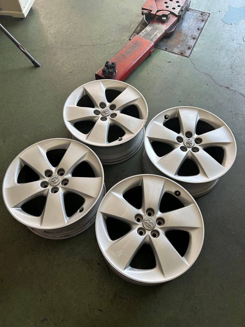 人気の30プリウス純正17インチ シルバーホイール 5スポーク