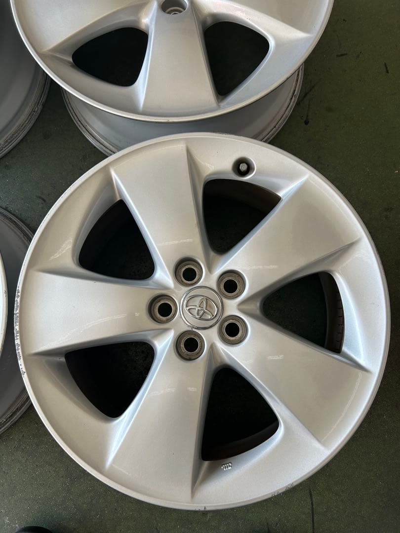 人気の30プリウス純正17インチ シルバーホイール 5スポーク