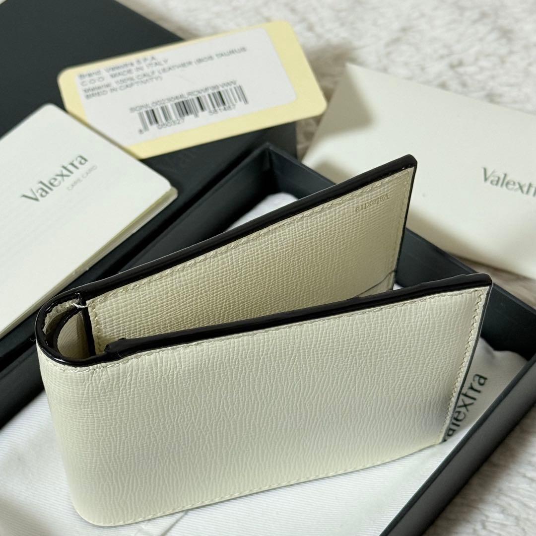 ⭐️新品未使用⭐️ ヴァレクストラ　二つ折り財布　Vカット　アイボリー　レザー