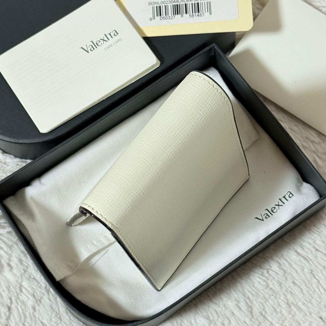 ⭐️新品未使用⭐️ ヴァレクストラ　二つ折り財布　Vカット　アイボリー　レザー