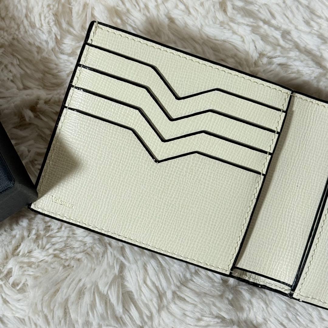 ⭐️新品未使用⭐️ ヴァレクストラ　二つ折り財布　Vカット　アイボリー　レザー