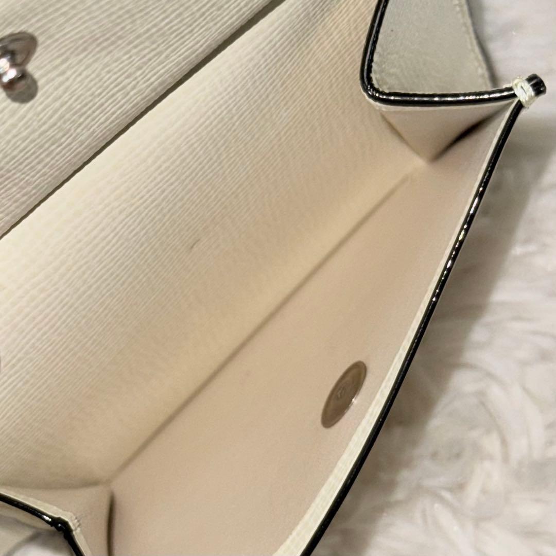 ⭐️新品未使用⭐️ ヴァレクストラ　二つ折り財布　Vカット　アイボリー　レザー