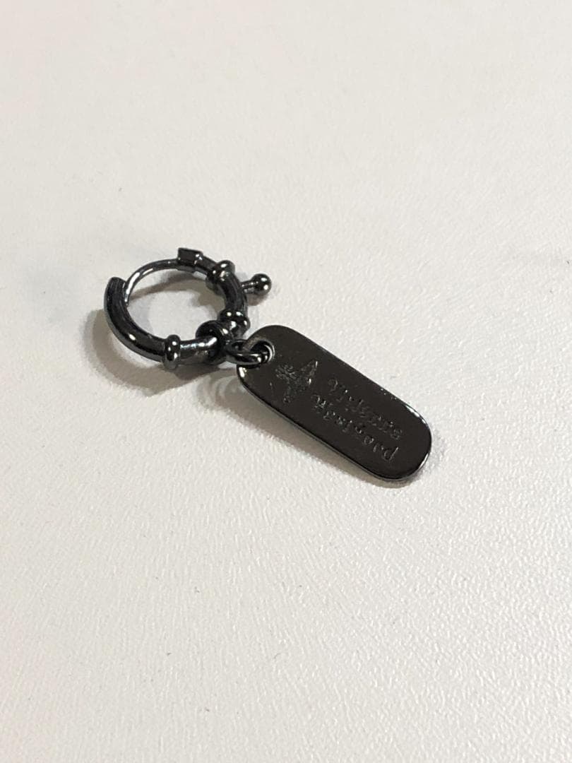 029080 vivienne westwood プレートタグ ピアス ガンメタ