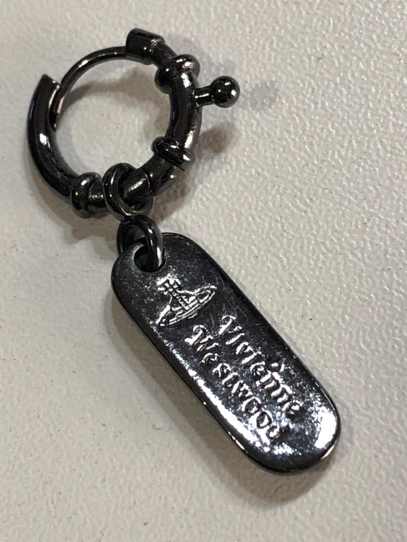 029080 vivienne westwood プレートタグ ピアス ガンメタ