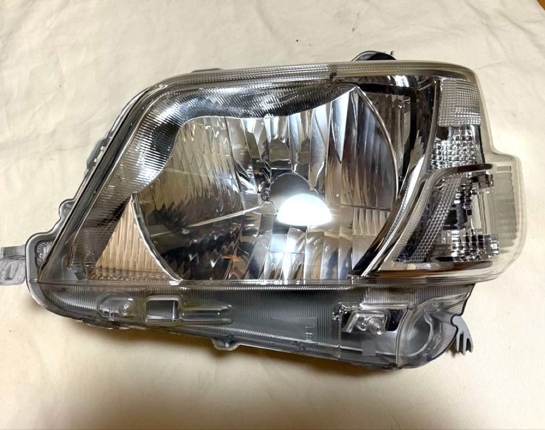 ダイハツ　ハイゼットカーゴヘッドライト LH 81170-B5160