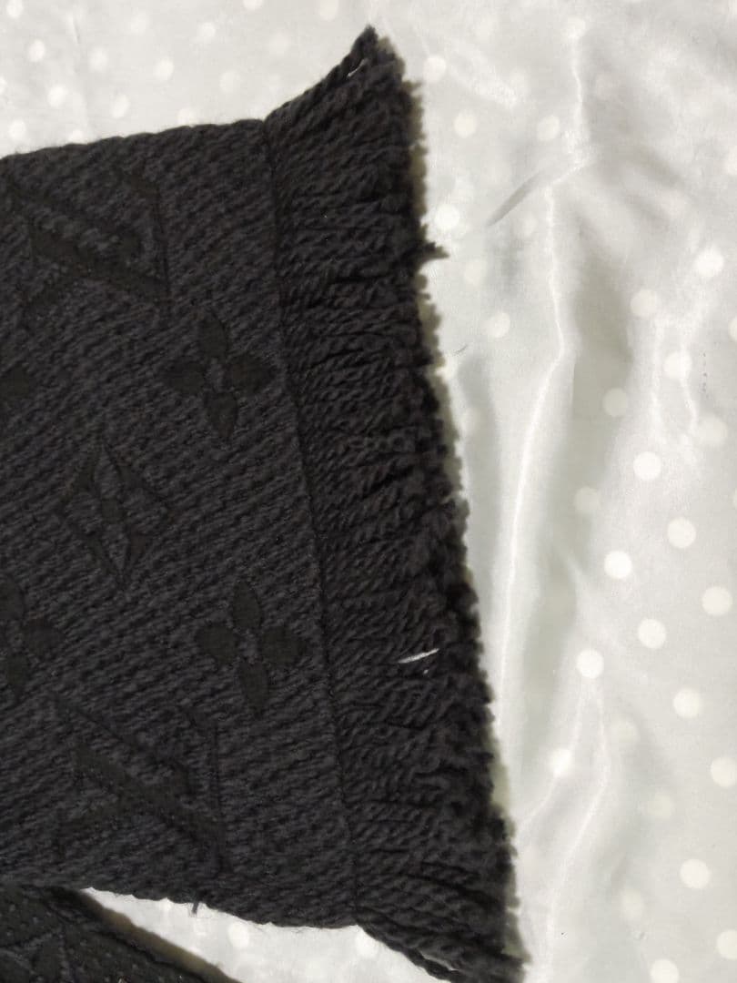 美品！黒いロゴ入りウール混紡マフラー