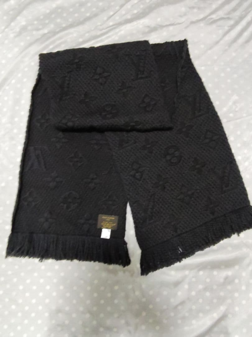 美品！黒いロゴ入りウール混紡マフラー