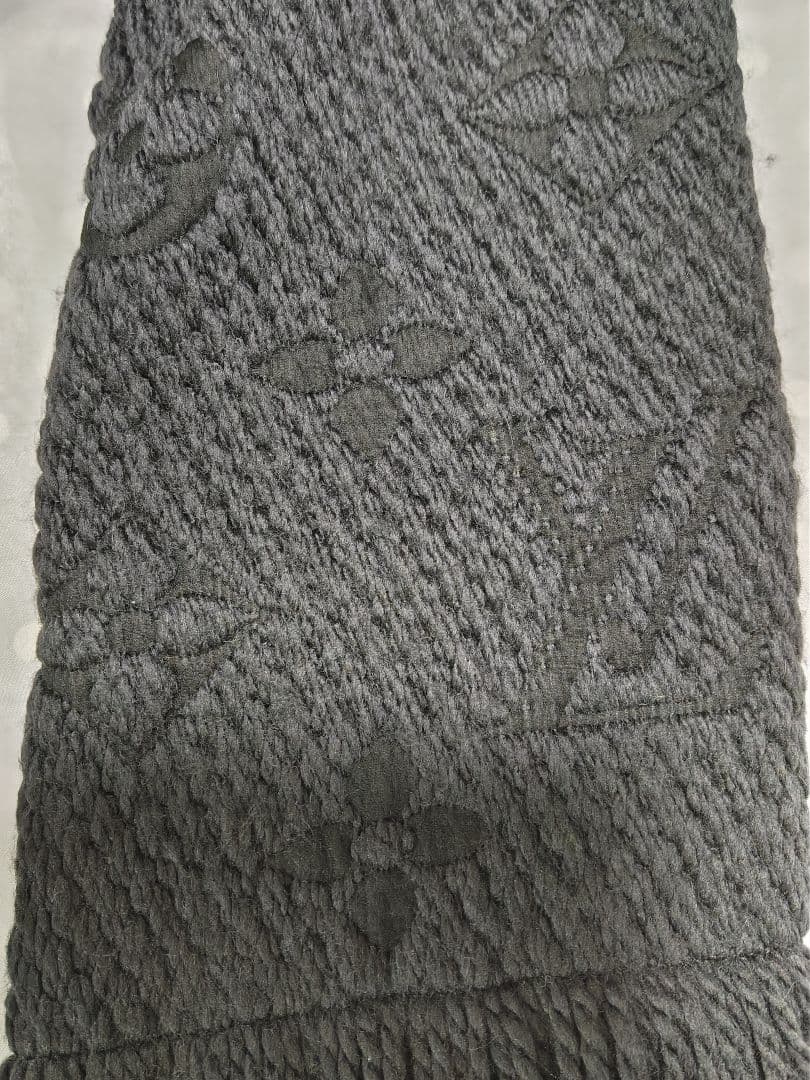 美品！黒いロゴ入りウール混紡マフラー