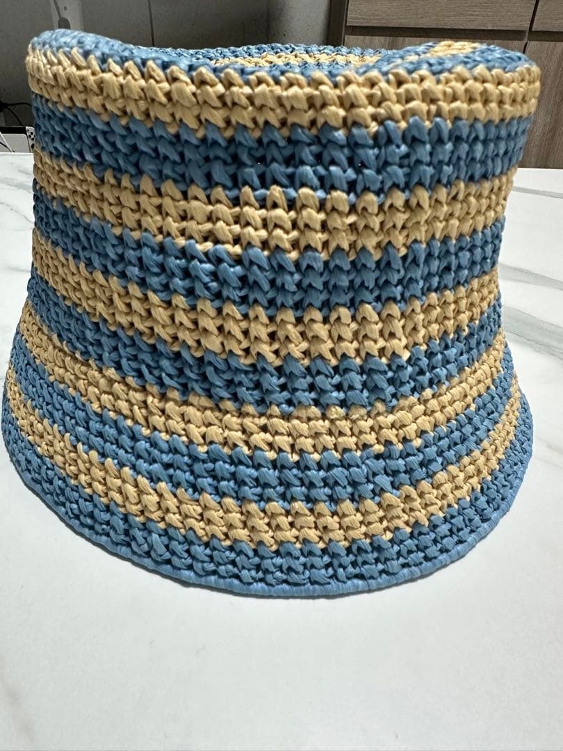 PRADA バケットハット 青とベージュストライプ