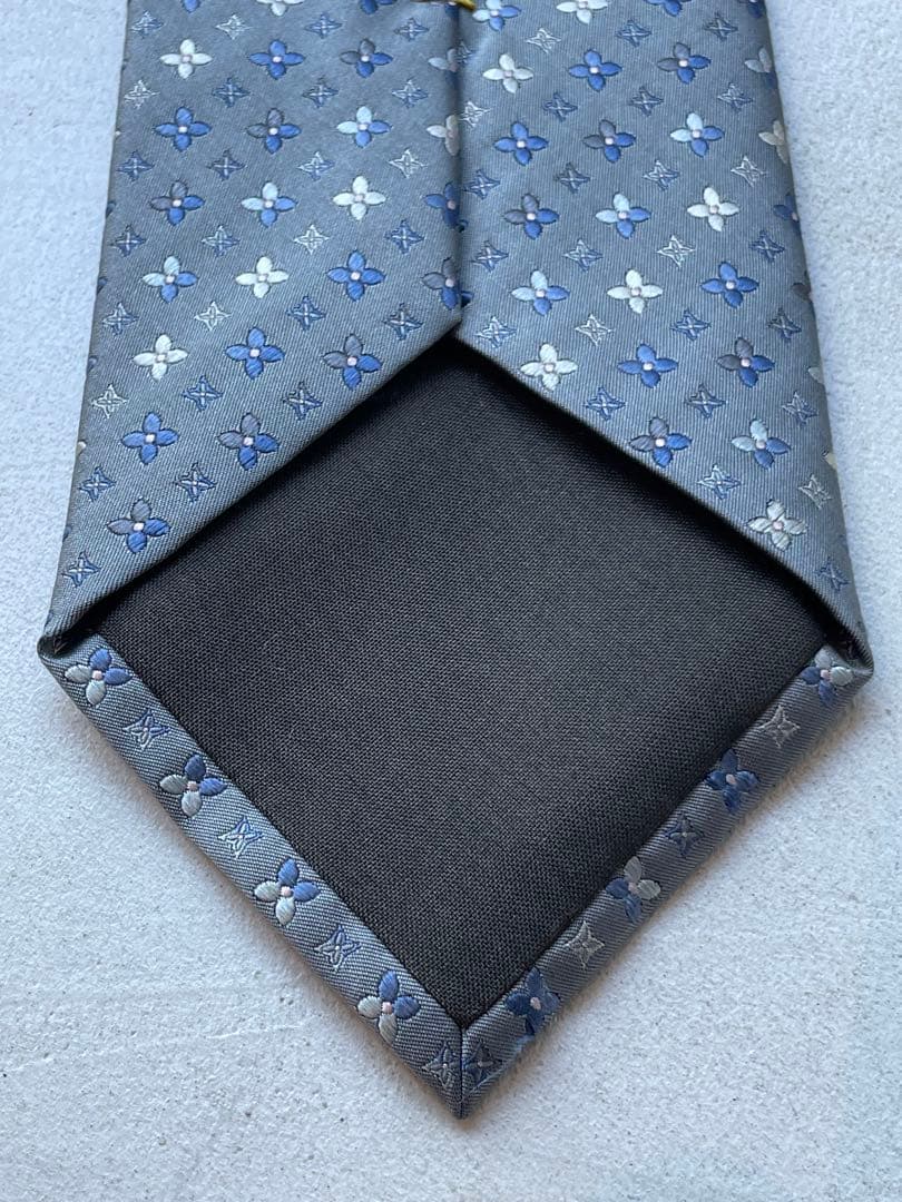 【一度使用のみ】Louis Vuitton グレー ネクタイ　成人式向け