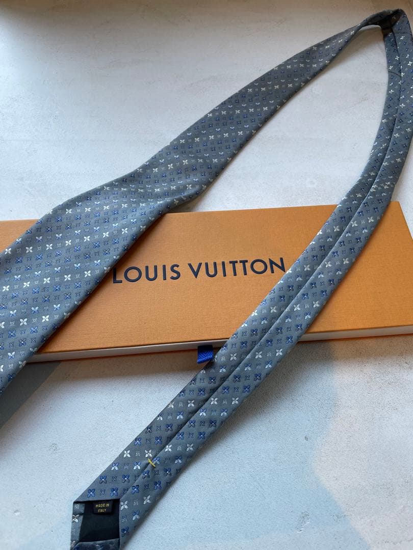 【一度使用のみ】Louis Vuitton グレー ネクタイ　成人式向け
