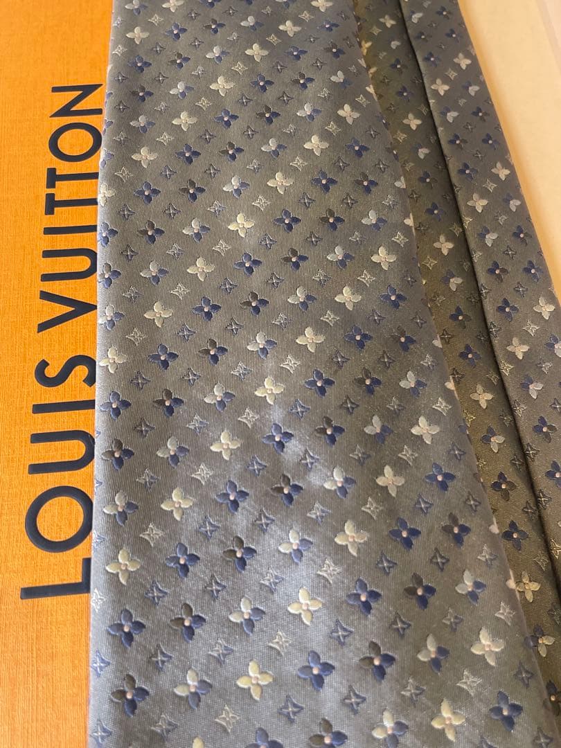 【一度使用のみ】Louis Vuitton グレー ネクタイ　成人式向け