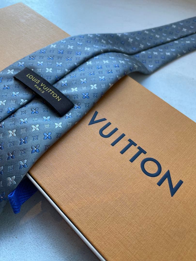 【一度使用のみ】Louis Vuitton グレー ネクタイ　成人式向け