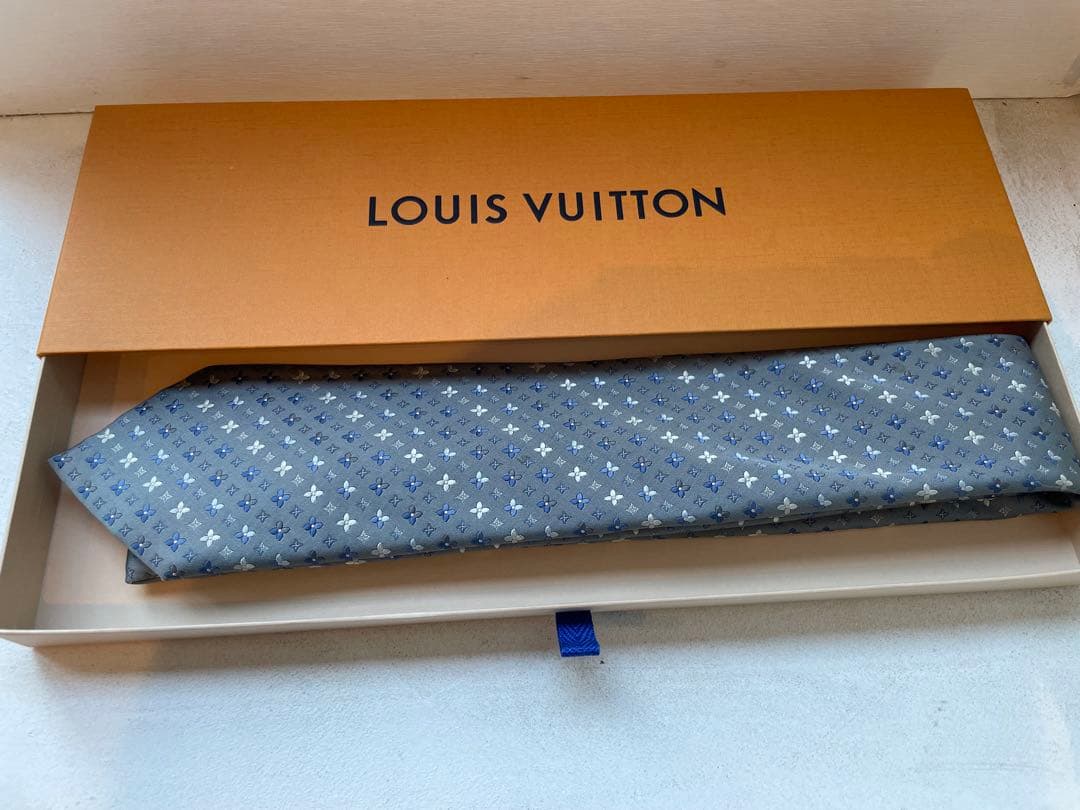 【一度使用のみ】Louis Vuitton グレー ネクタイ　成人式向け