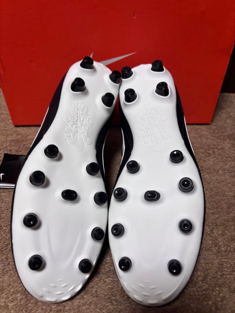 年末セール　ナイキ プレミア III FG(ブラック×ホワイト)