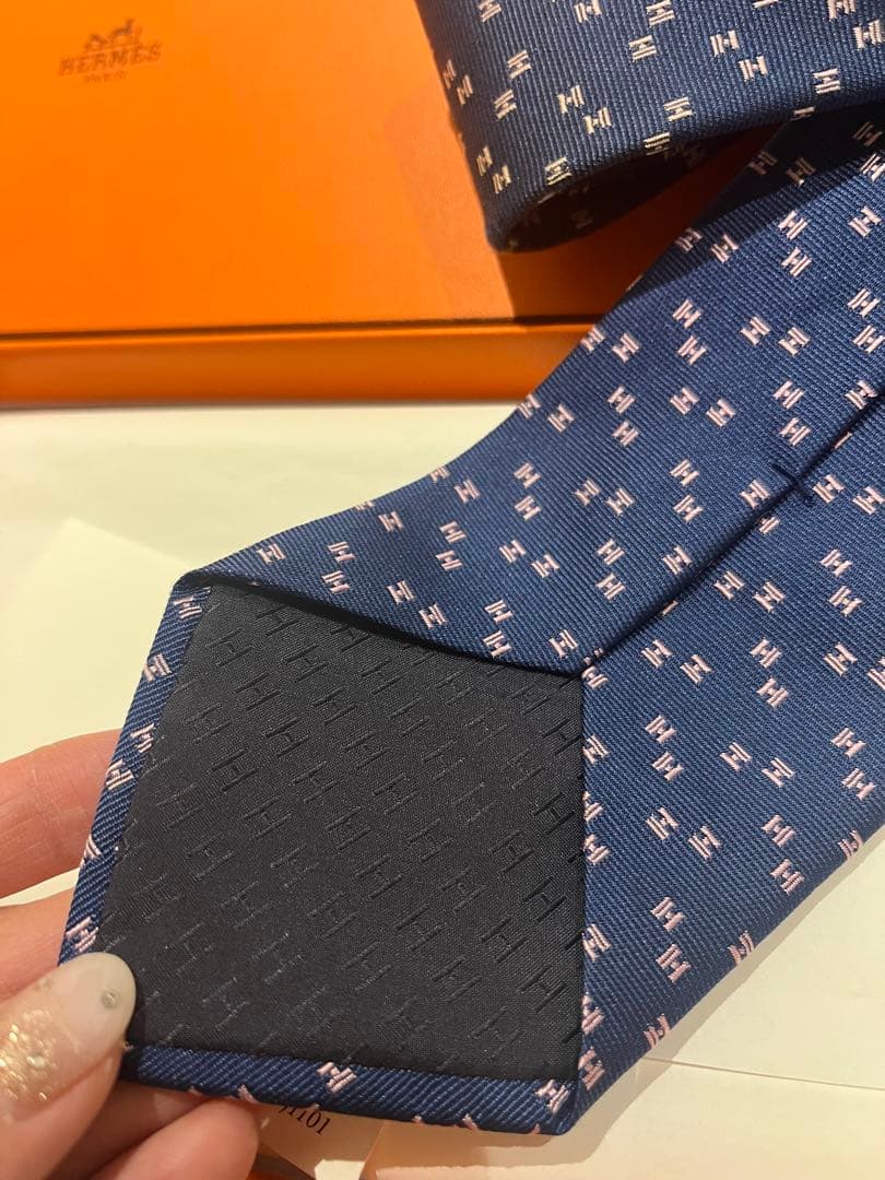 HERMES 箱と購入証明書付きです。ネイビー シルク ネクタイ