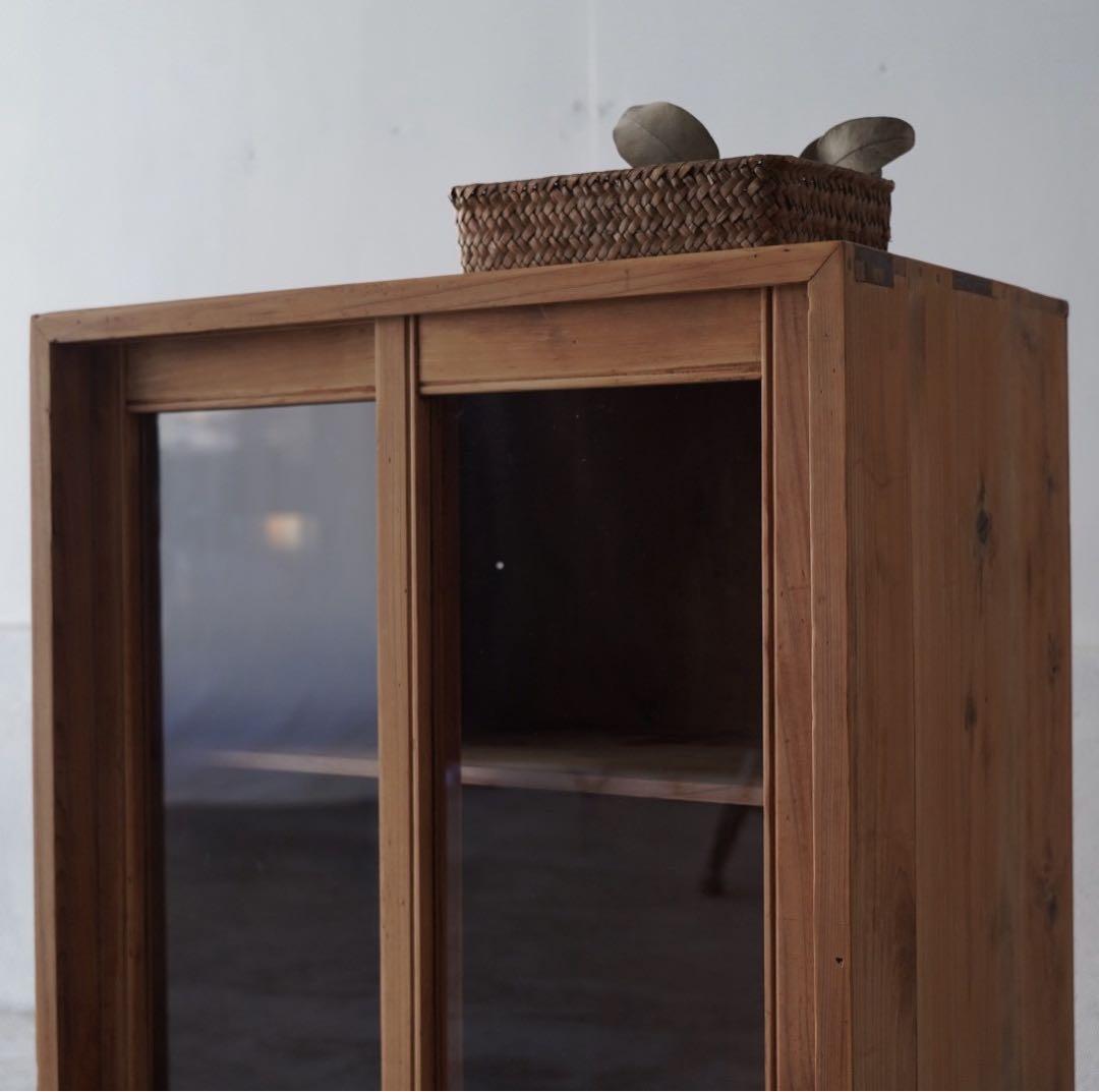 古いガラス戸棚