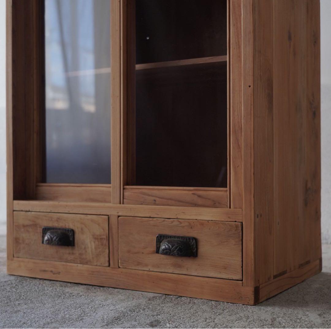 古いガラス戸棚