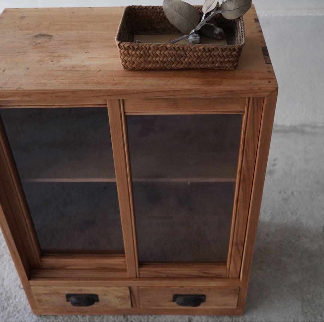 古いガラス戸棚