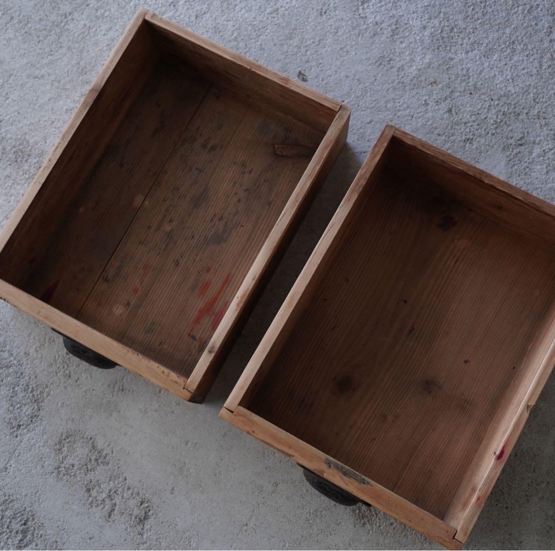 古いガラス戸棚