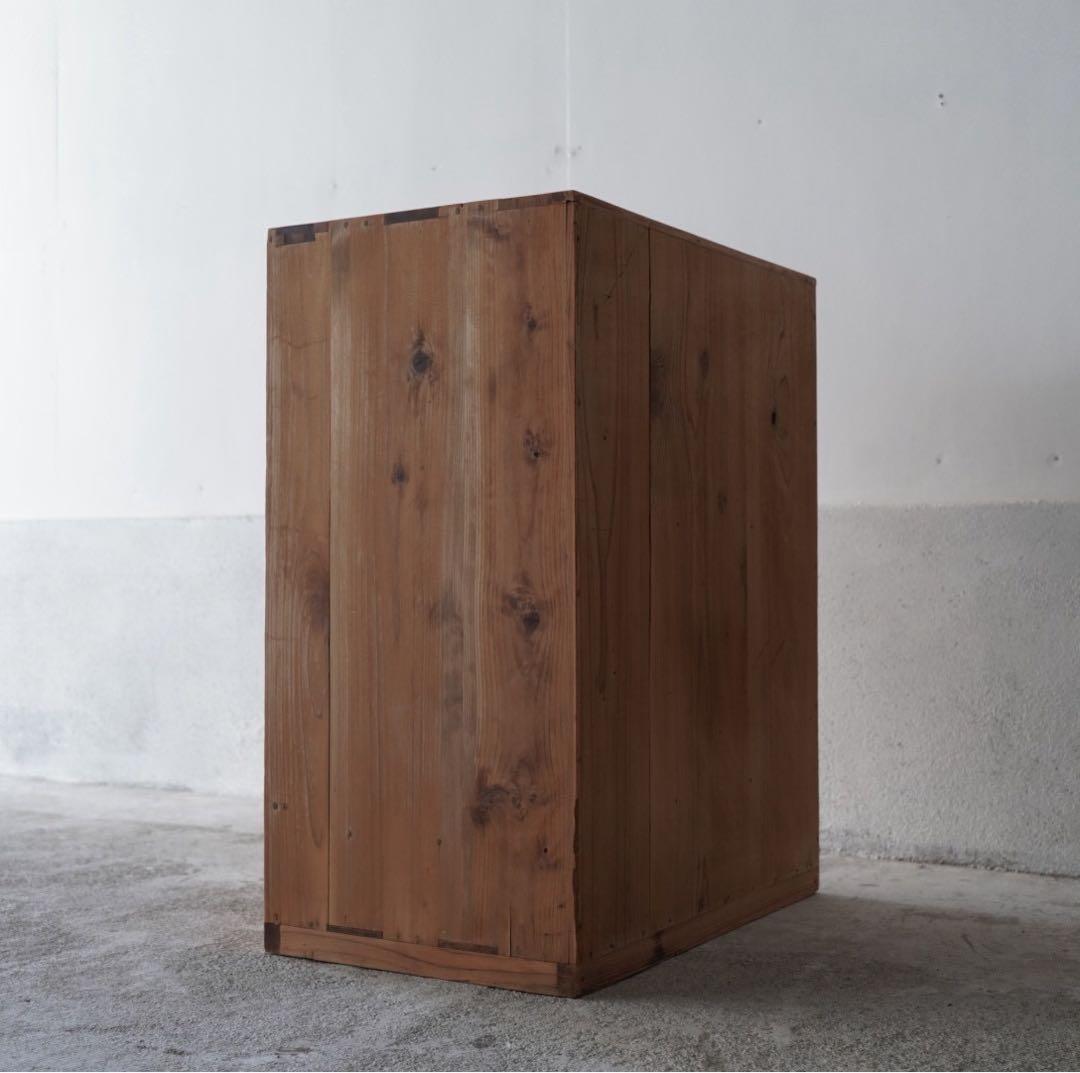 古いガラス戸棚