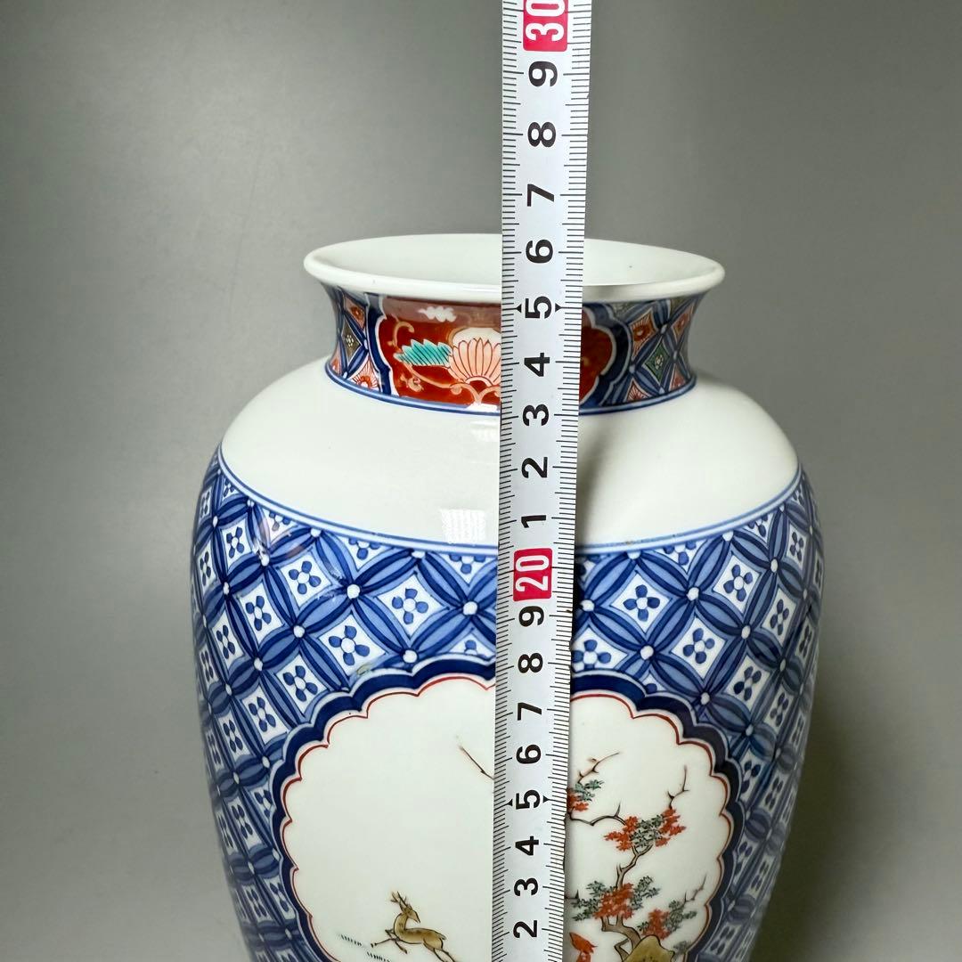 十二代　酒井田柿右衛門　錦　鹿紅葉七宝尽文花瓶　高さ25cm　国重要無形文化財