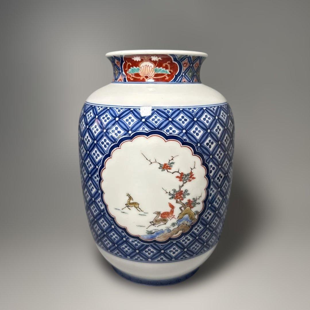 十二代　酒井田柿右衛門　錦　鹿紅葉七宝尽文花瓶　高さ25cm　国重要無形文化財