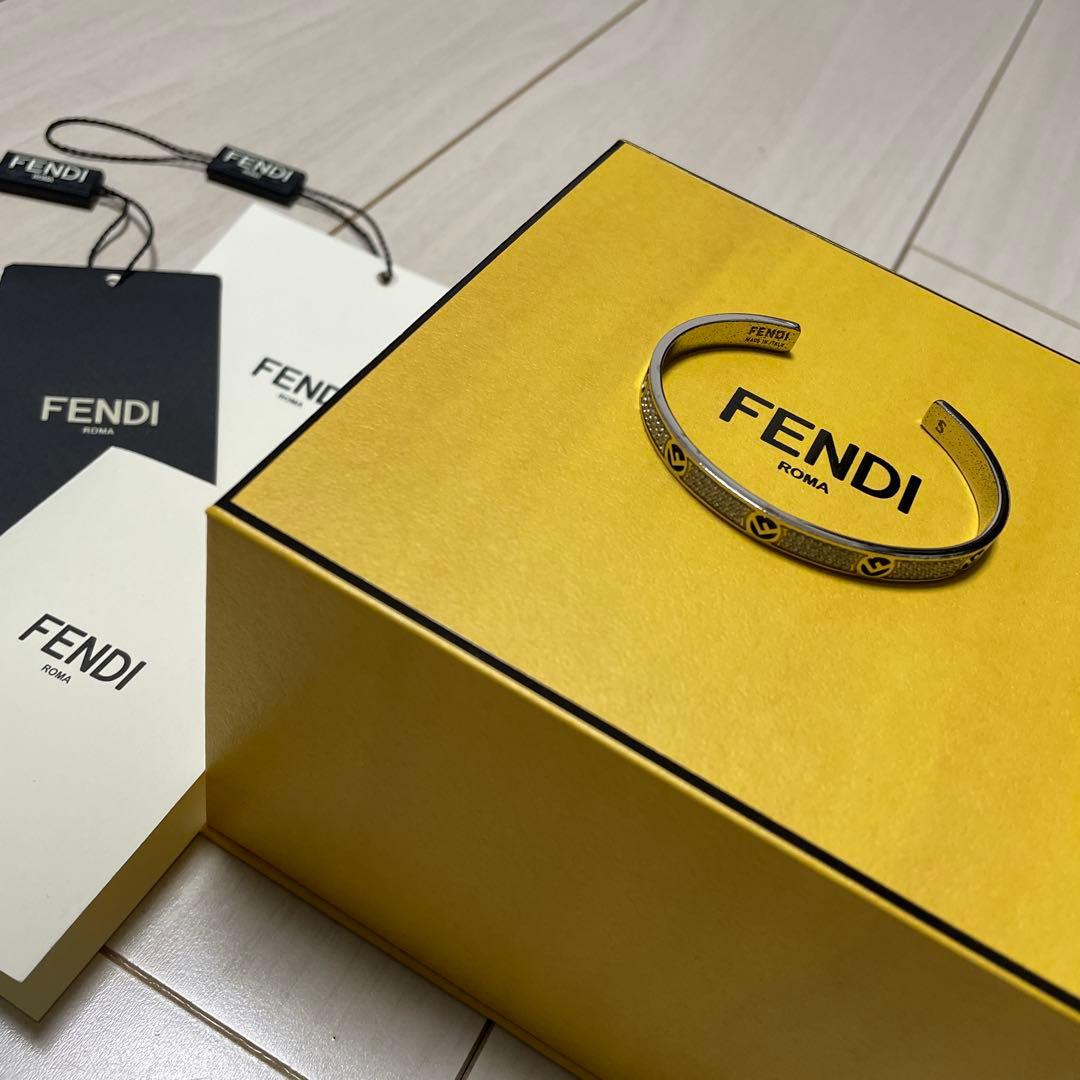 【FENDI】ロゴ入り シルバー 天然クリスタル メタル製 バングル