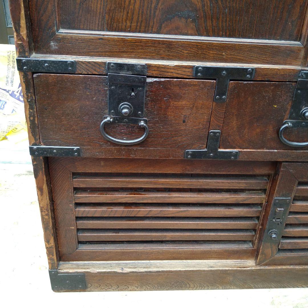 伝統的な日本の木製箪笥