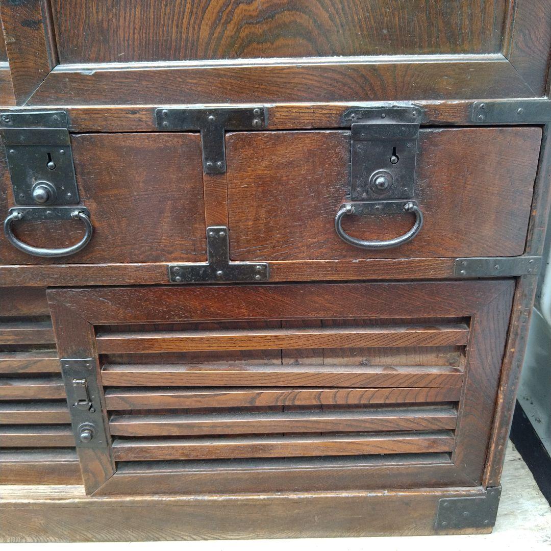 伝統的な日本の木製箪笥