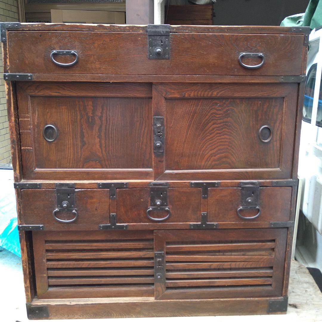 伝統的な日本の木製箪笥