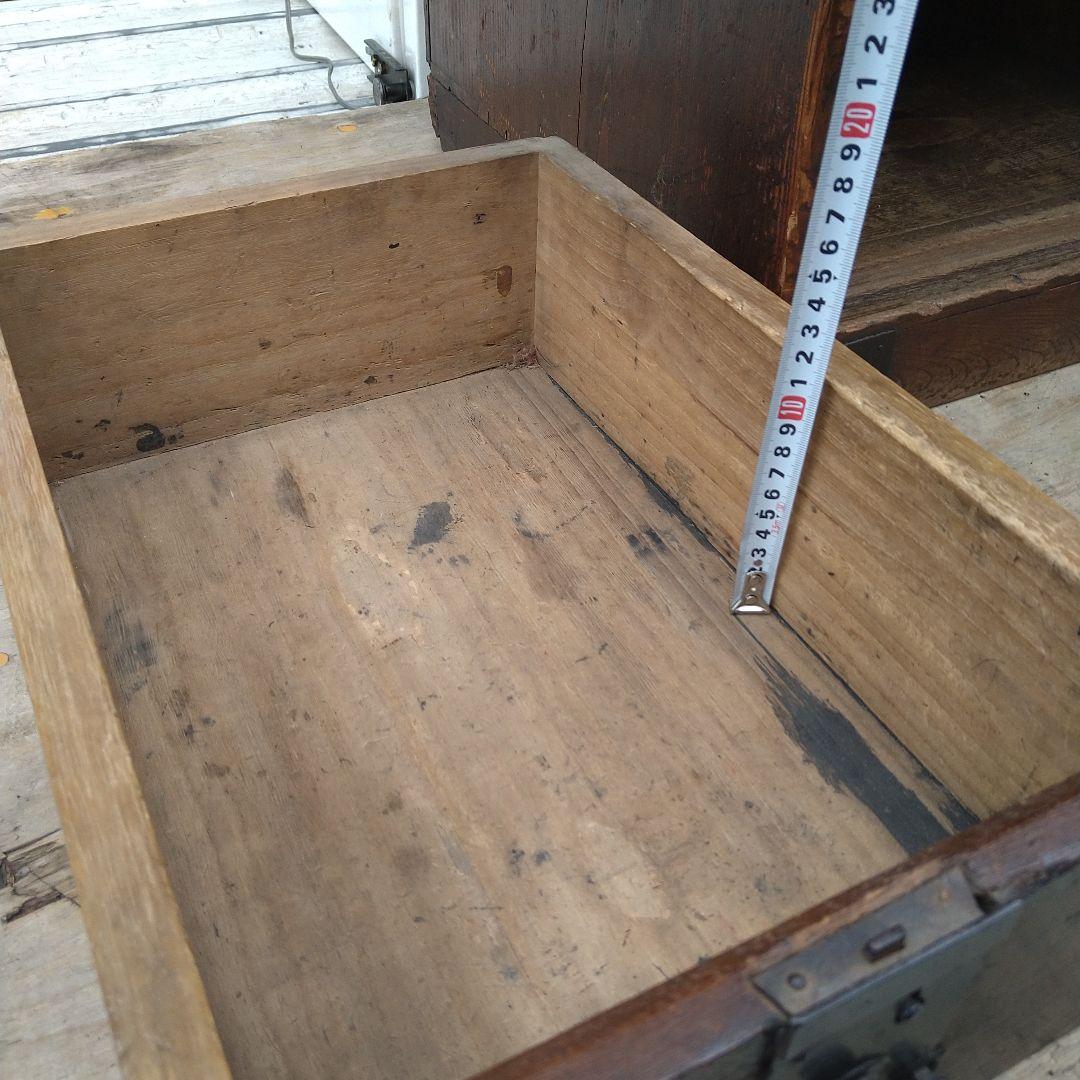 伝統的な日本の木製箪笥