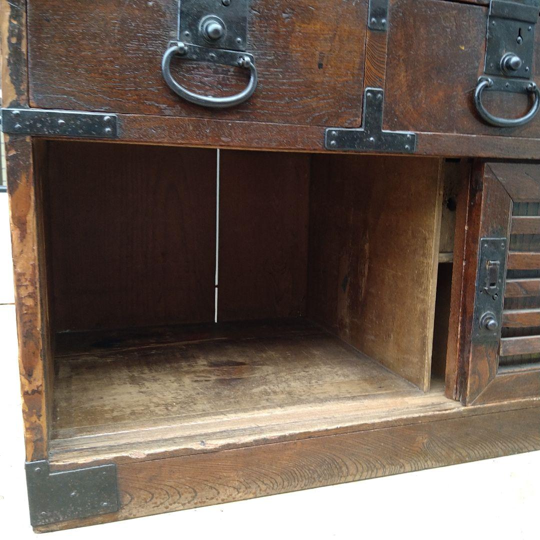 伝統的な日本の木製箪笥