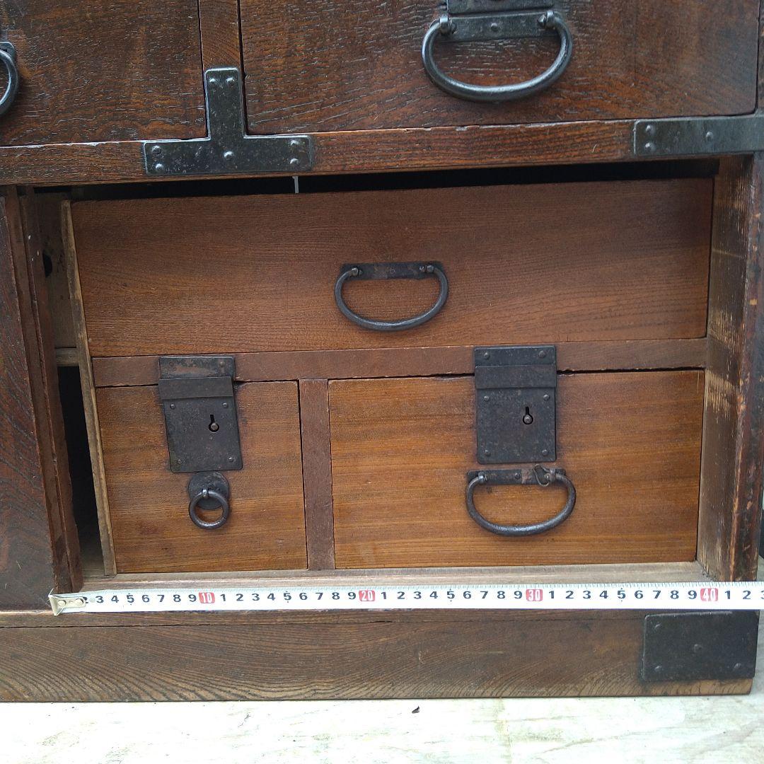 伝統的な日本の木製箪笥