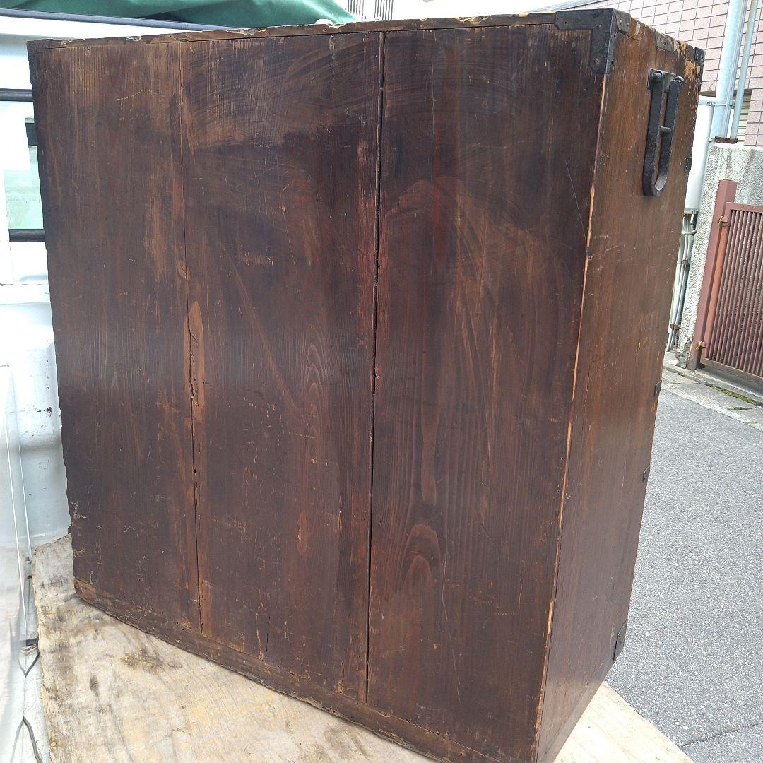 伝統的な日本の木製箪笥