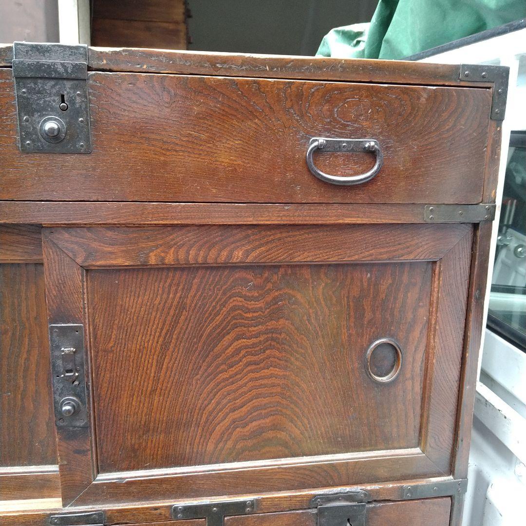 伝統的な日本の木製箪笥