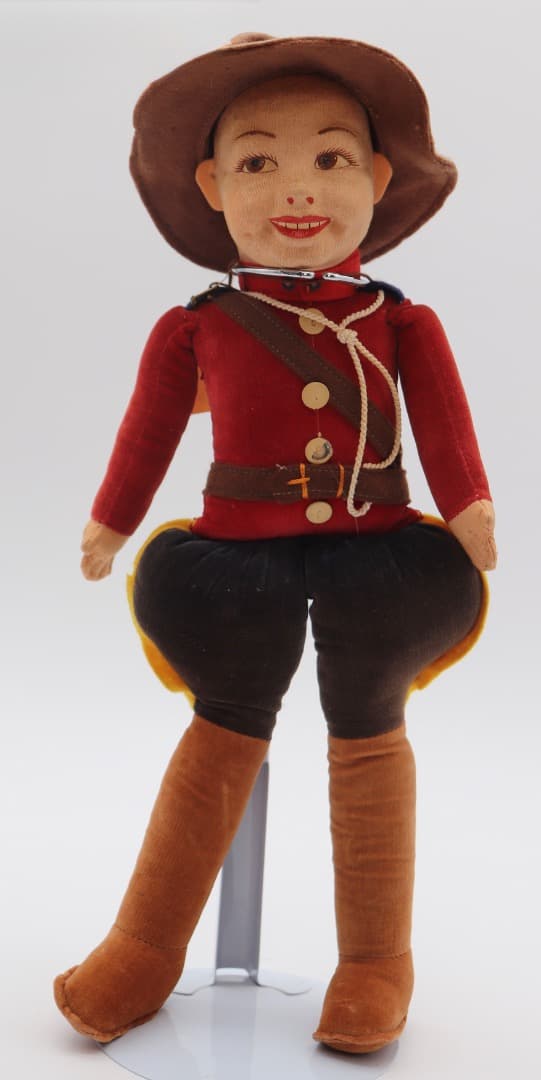 ビンテージ、ノラ・ウィリングス カナダ警察の赤い制服の布製人形 35cm