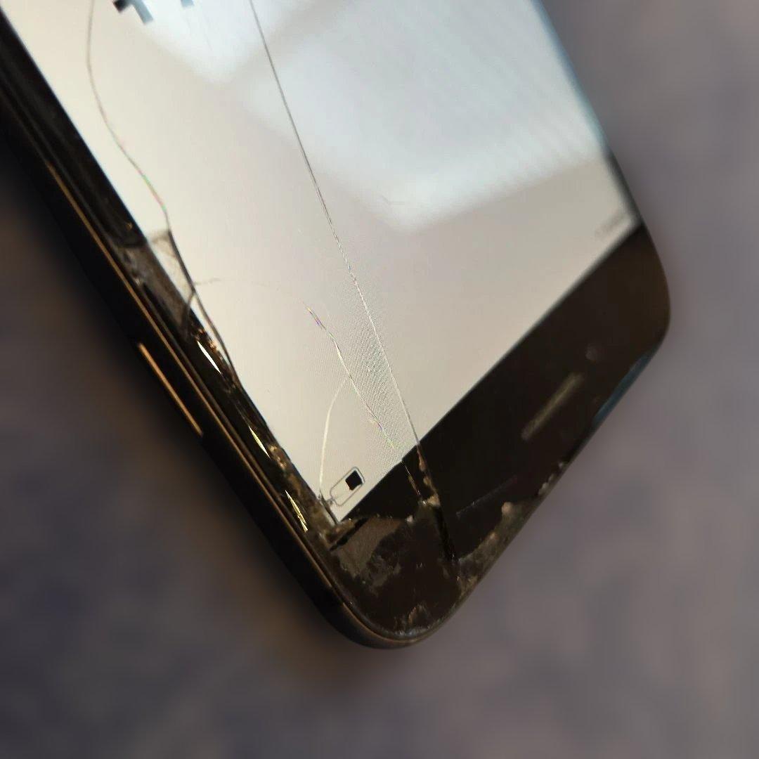 iPhone8 本体 ひび割れあり