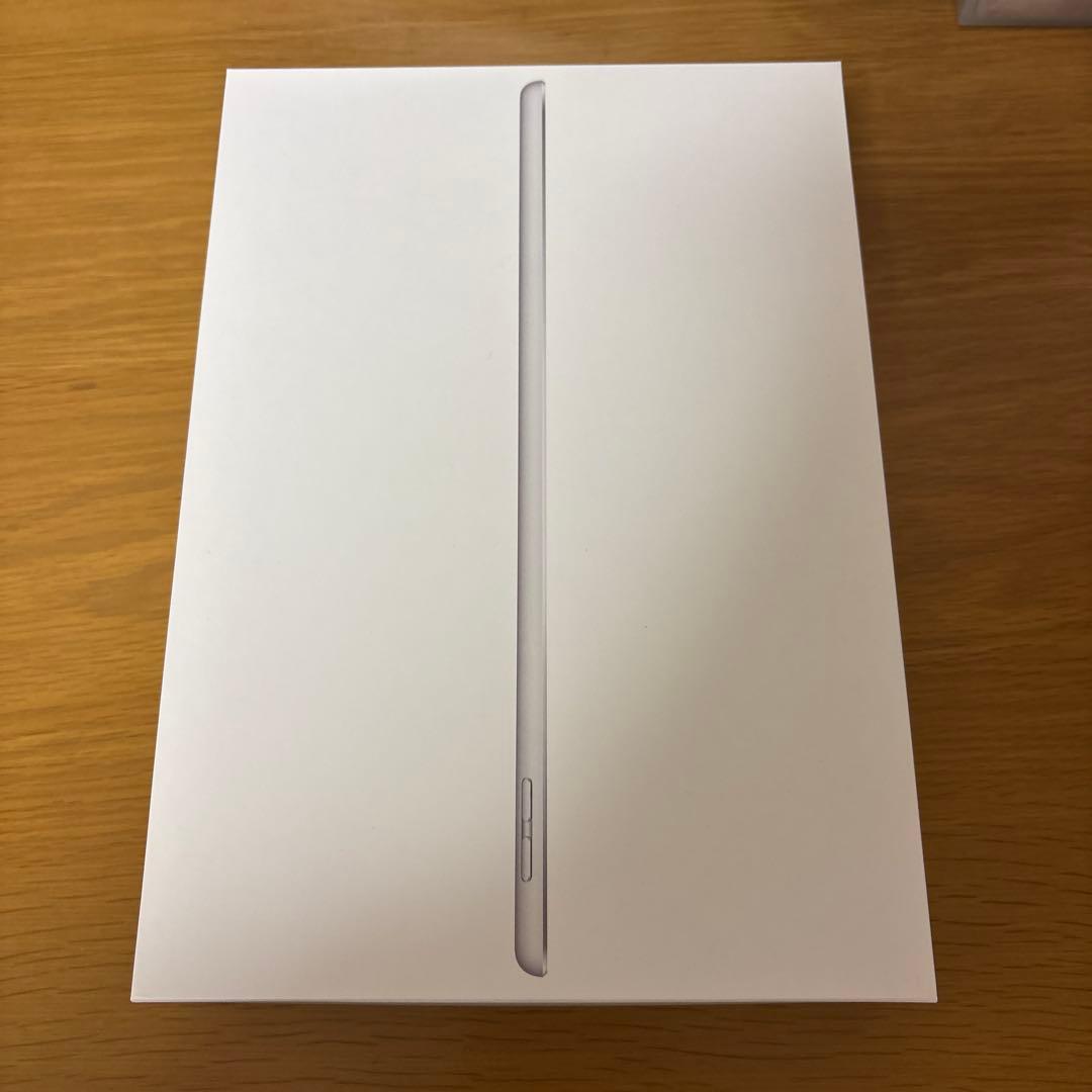 シルバー iPad 第8世代　32GB 本体 スマートカバー付き