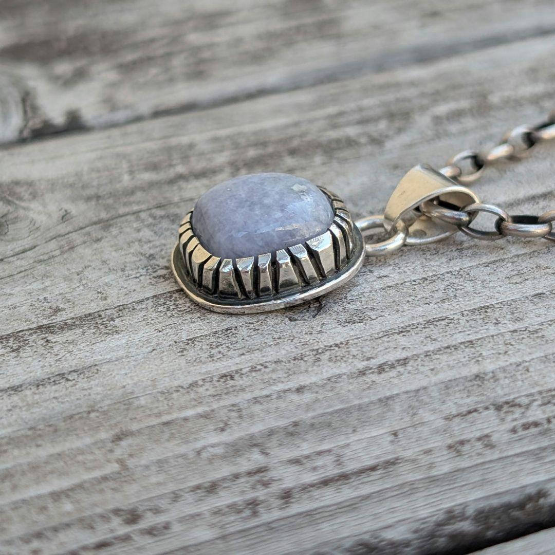 ハンドメイドの糸魚川翡翠　トップ　インディアンジュエリー風　オールハンドメイド