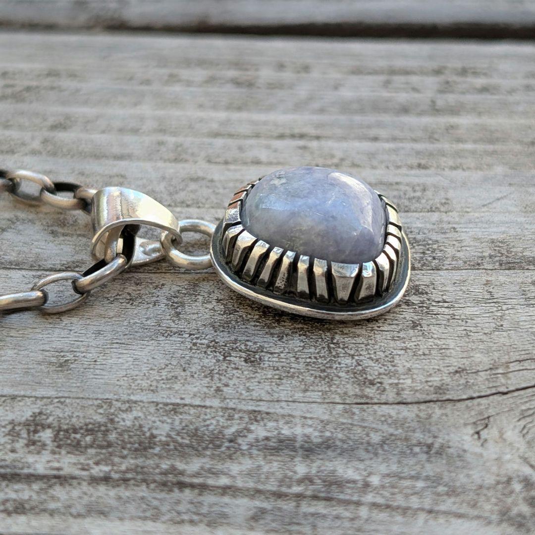 ハンドメイドの糸魚川翡翠　トップ　インディアンジュエリー風　オールハンドメイド